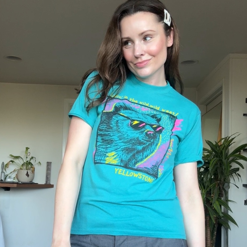 Vintage style 80s - 90s Yellowstone national park quirky bear tee